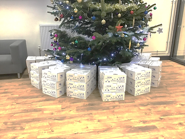 BentonParkSch's tweet photo. Once again our amazing school community has come together in support of the Rotary #ShoeBoxAppeal 🙏 Together we have packed a total of 99 boxes with gifts for those in need #spreadalittlehappiness https://t.co/0QyJl1eyYb