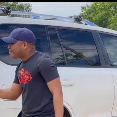 Pelicolombianas's tweet photo. Uno de estos carros de alta gama lo pagó una persona con años de trabajo. El otro lo estamos pagando los colombianos.

Adivinen cuál es cuál. 🤔 https://t.co/zwxfziF6Nn