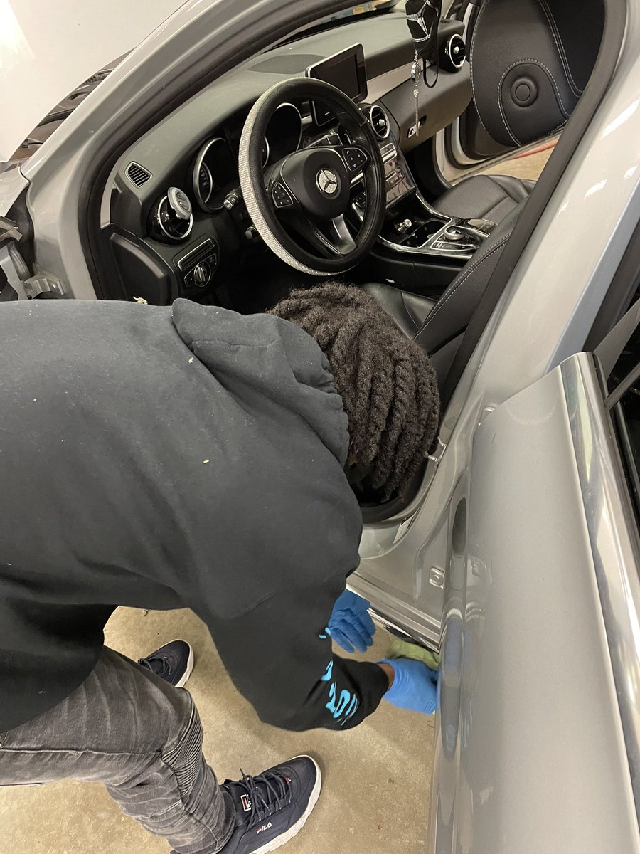 WestoverCollis1's tweet photo. Detailing event in full effect here @WestoverHS! This week the Collision Repair students are giving back to faculty and staff via complimentary detailings! #EveryDetail #Clean @cte_ccs @CumberlandCoSch @DrVernonLowery @CCSSuptConnelly https://t.co/nMxTnbGwXI