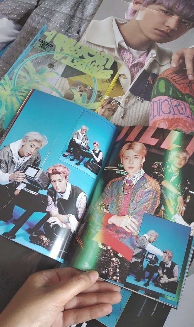 hunyeolix's tweet image. FINALMENTEEEEEE 
meu 1bv em mãos nem acredito q esse dia chegou kkkk 
Mas sério é TÃO LINDO e agr só sei sentir saudades dos meus sechan juntinhos😭😭😭
obrigada pelos mimos @EXACTStore♥️