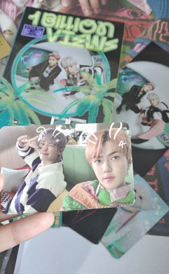 hunyeolix's tweet image. FINALMENTEEEEEE 
meu 1bv em mãos nem acredito q esse dia chegou kkkk 
Mas sério é TÃO LINDO e agr só sei sentir saudades dos meus sechan juntinhos😭😭😭
obrigada pelos mimos @EXACTStore♥️