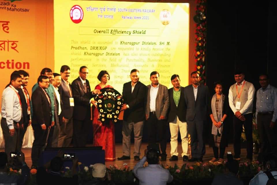 orbiter_finahce's tweet photo. Ms. Archana Joshi, General Manager, South Eastern Railway, is handing over the Overall Efficiency Shield to Shri Manoranjan Pradhan, Divisional Railway Manager, Kharagpur on the occasion of 66th Railway Week Celebrations held at Kolkata on 7th December, 2021.
@serailwaykol https://t.co/b1fxcGLDMG