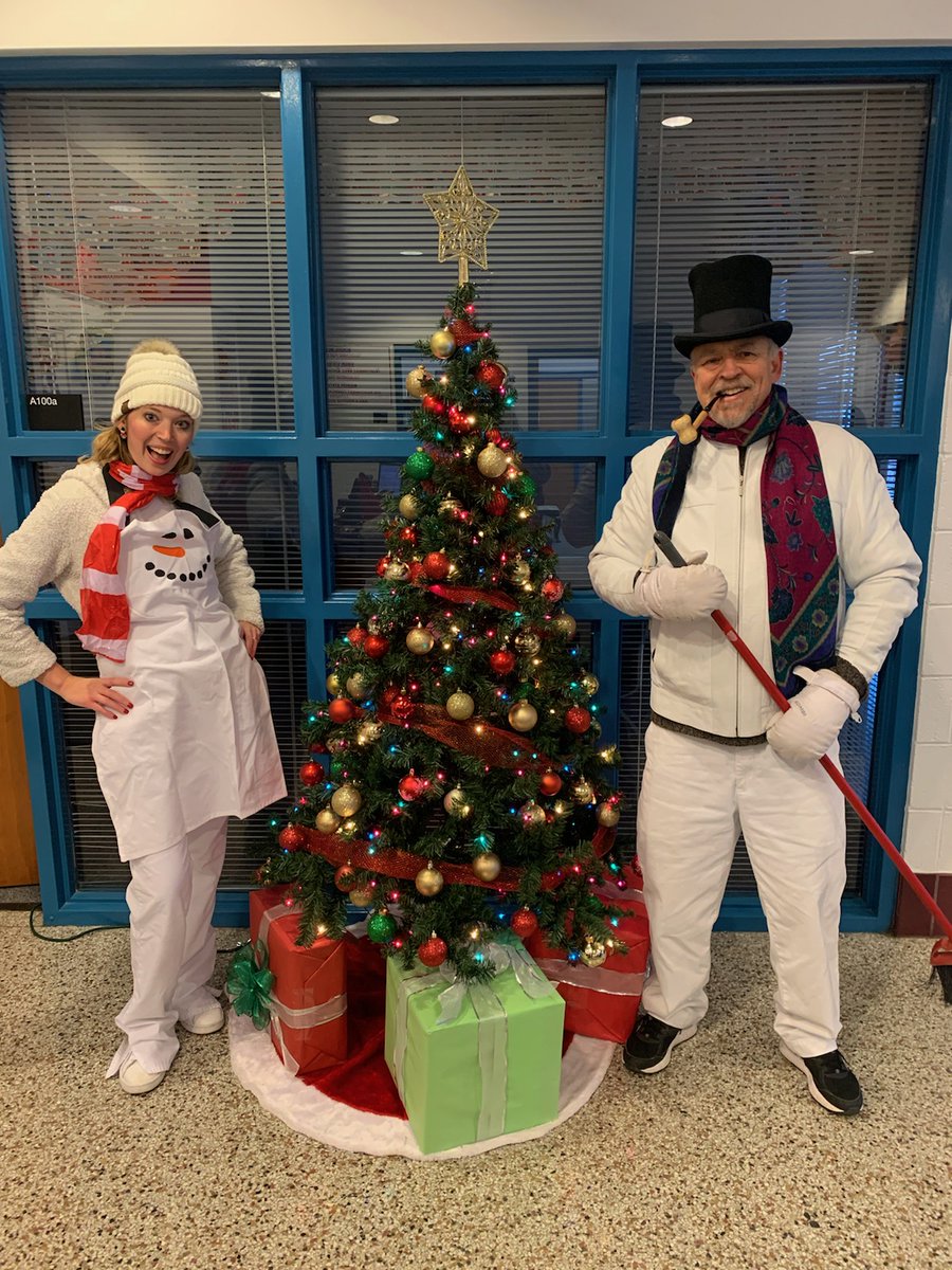 Students and staff are having a sensational day dressed as snowmen! ⛄
