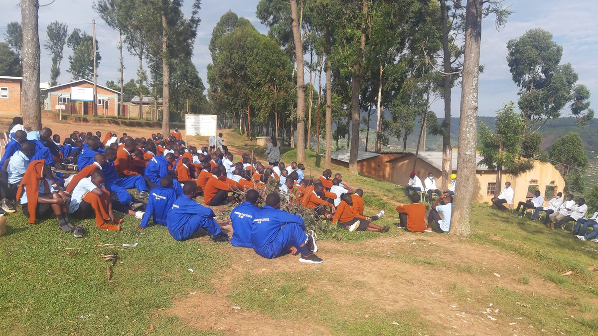 Urubyiruko rurererwa mu kigo Cy'amashuri y'ubumenyingiro cya KINIHIRA TVET School, rwahawe inyigisho zigamije Kurwanya ihohoterwa rishingiye kugitsina.
Nigahunda y'ubukangurambaga BW'iminsi 16 ifite insanganyamatsiko igira iti "Wiceceka! Rwanya Ihohoterwa rishingiye ku gitsina  "