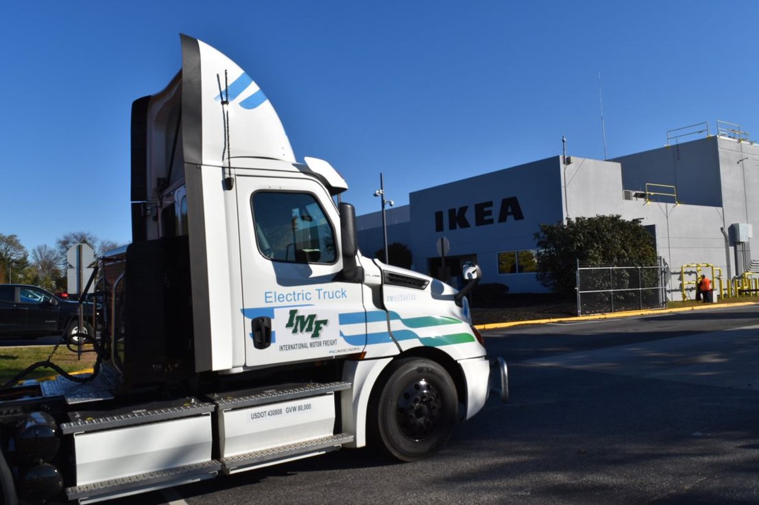 noedels Komkommer onhandig IKEA USA News on Twitter: "Last week, Ingka Group and Inter IKEA teamed up  with International Motor Freight (IMF) and @DaimlerTruckNA to conduct an  electric truck charging demo, driving a shipping container