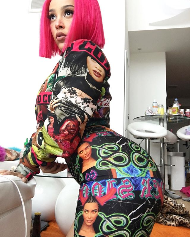 Doja Cat wearing a Lil' Kim jacket.pic.twitter.com/XoOpSNFbdM. 