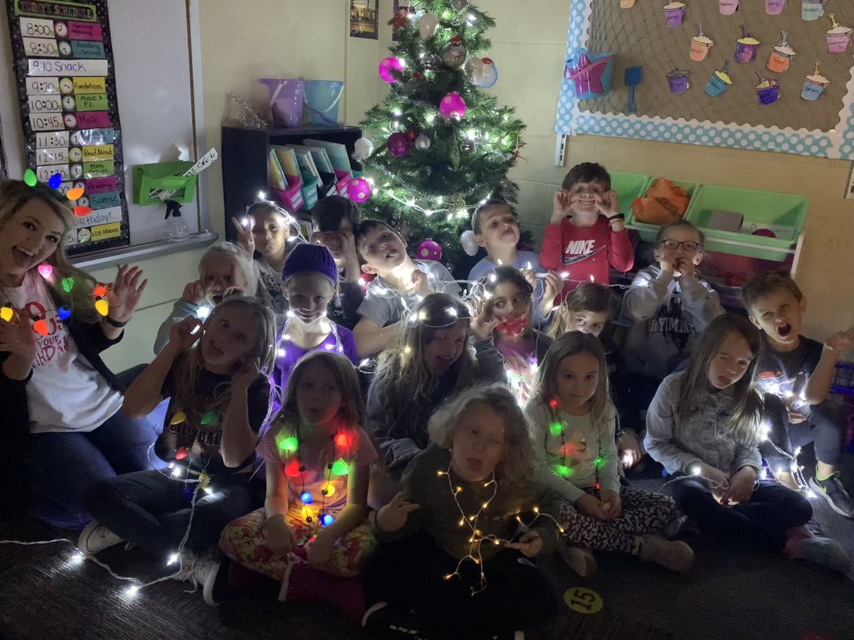 mrsengels2nd's tweet photo. These kiddos ✨ LIGHT ✨ up my world! 🎄 ❤️
"Festival of Lights" day for the 5th day of Christmas Spirit Month! #BGSlearn #313Teach https://t.co/lyy6jkz349