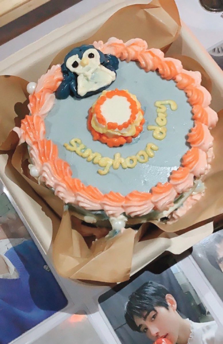 hoonlovz's tweet photo. mini celeb for my precious hoon 🍰

#눈처럼_내려온_12월의선물_성훈
#20thSnowfallwithSUNGHOON
@enhypen_members @enhypen https://t.co/8j3Gm2M87K