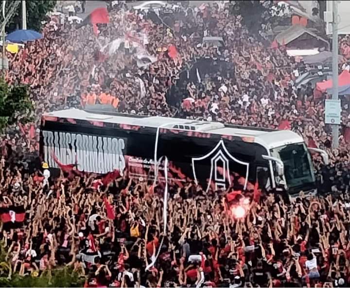 BlikopNOS's tweet photo. Waarom laten de fans van de @eredivisie zich kisten? In Mexico volle stadions en wordt het voetbal gevierd zoals het hoort. #NoProblema Hier viert Atlas Guadalajara jl. zondag 7-12-2021 het bereiken van de finale. Heerlijk! #ajascp https://t.co/iHvJC9IFeO
