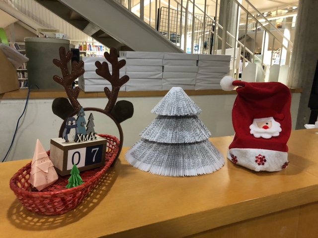 bu_cyu's tweet photo. Allez en prime d'autres photos des jolies décorations réalisées par les collègues, qui ont suivi un atelier de confection d'origamis 🎁 et de création de sapins 🎄 à partir de vieux livres 📚 😍
#DIY #Noel #cyuniv https://t.co/iALwexK5aB
