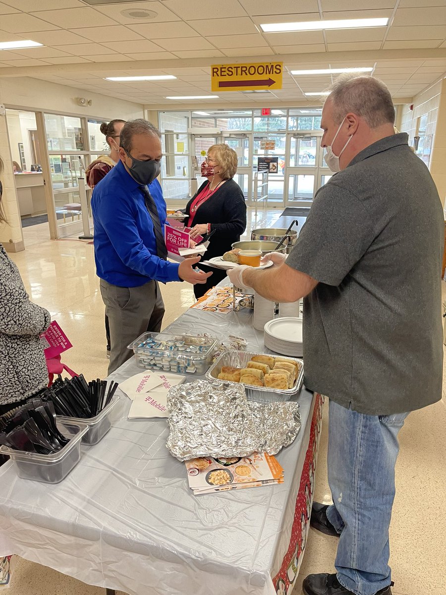 Celebrating Essential workers today. Providing soup and swag at Liberty High School. <a href="/Leenasays/">Leena</a> <a href="/jasonjonesmi/">JJ</a> <a href="/DianeOddo/">Diane Oddo</a> <a href="/CleveJaye/">JayeJaye</a> @MagentaAshley1 #TMobileGoesLocal