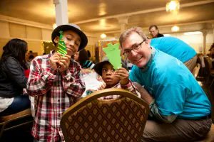 #HolidayHouseCup spotlight: <a href="/FamilyCenterNY/">The Family Center</a> has a virtual toy drive for families facing a crisis like the loss or serious illness of a parent. Donate in honor of Harry Potter and see our pinned tweet for a chance to win a prize pack! buff.ly/3xe2eAZ