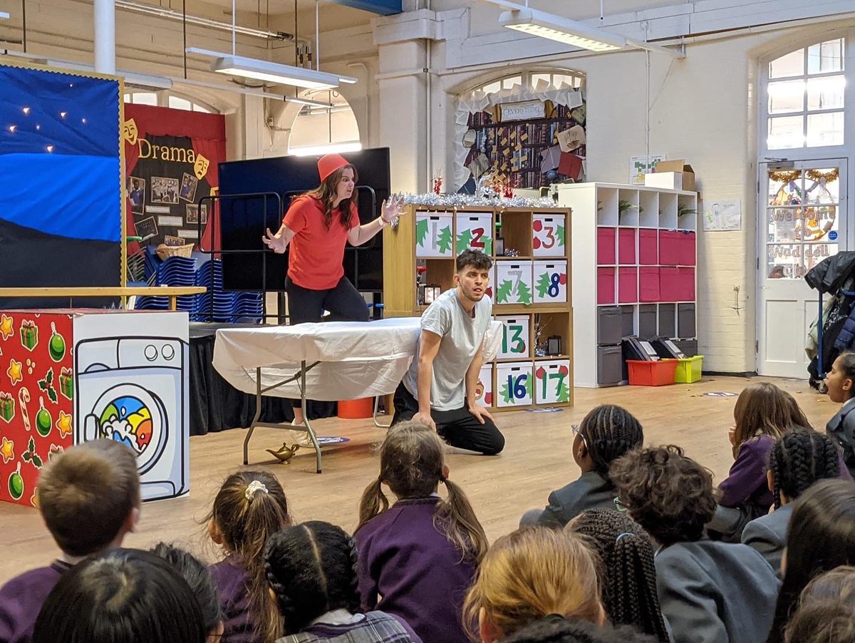 HPA_Philip_Lane's tweet image. We were delighted to have a visit today from some WONDERFUL actors who brought the joy of panto directly to #HPAPL - given restrictions that have hampered theatre 🎭 and performance over the last 2 years. #shesbehindyou @HarrisFed