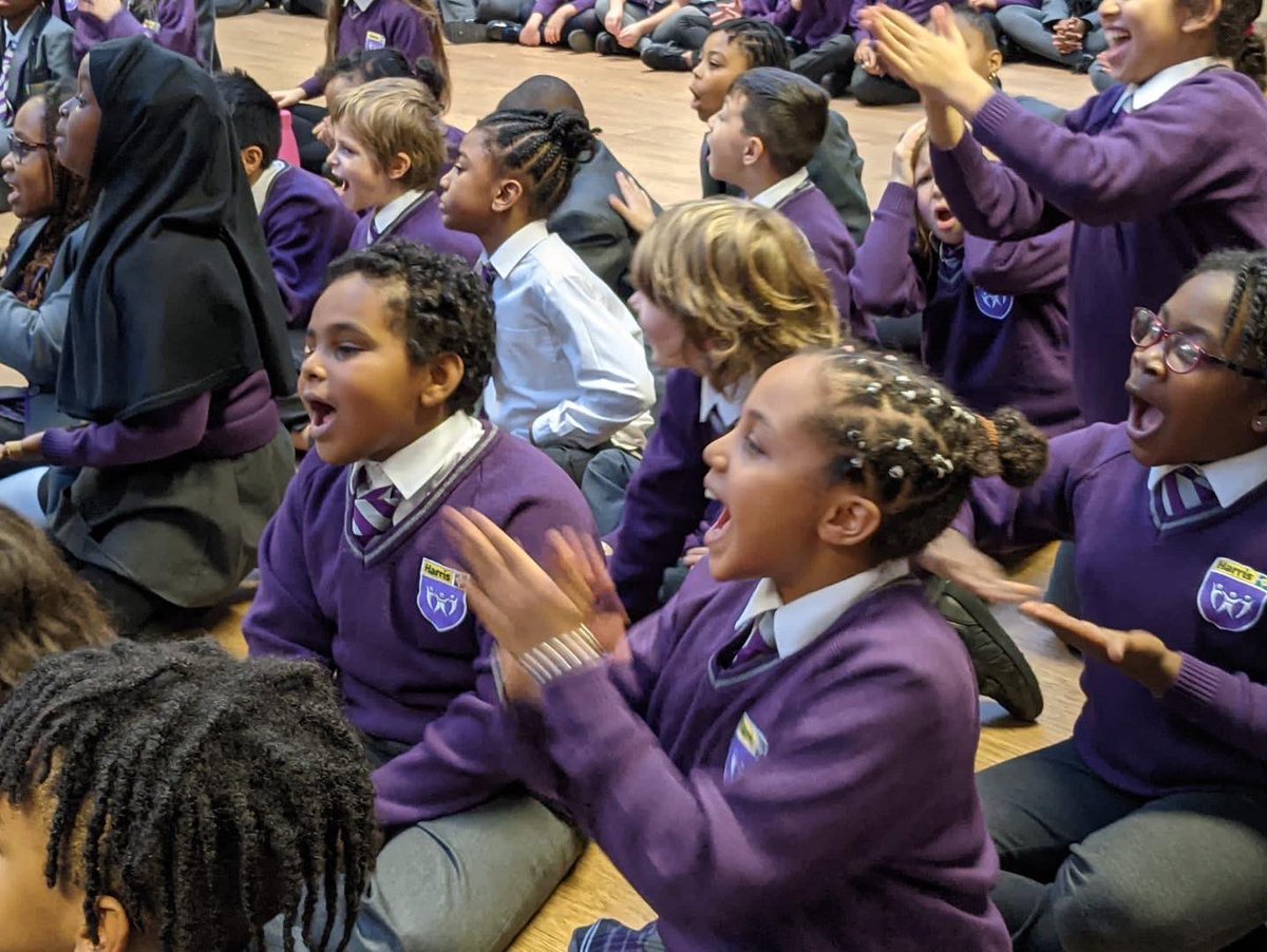 HPA_Philip_Lane's tweet image. We were delighted to have a visit today from some WONDERFUL actors who brought the joy of panto directly to #HPAPL - given restrictions that have hampered theatre 🎭 and performance over the last 2 years. #shesbehindyou @HarrisFed