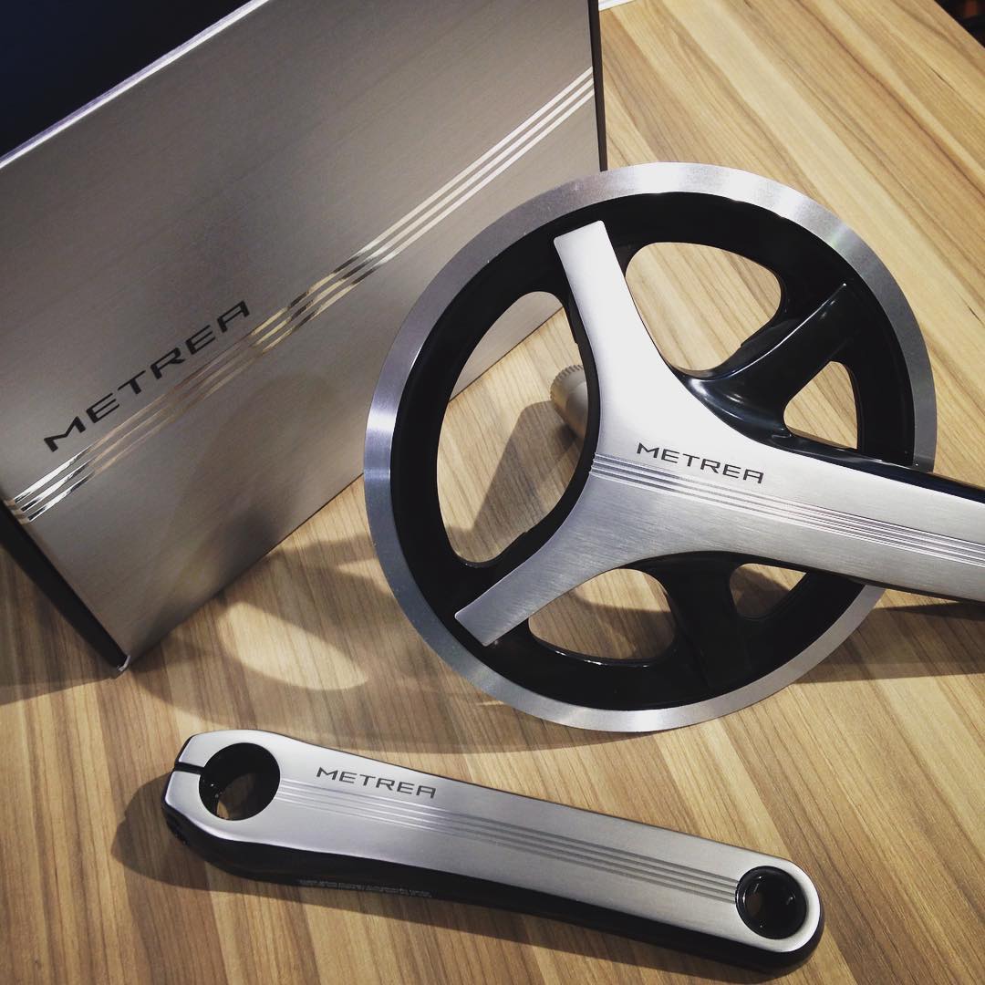 Con una estética moderna y limpia, el juego de bielas #METREA es tan elegante como funcional. Diseñado para el ciclismo urbano, el juego de bielas FC-U5000-1 lleva un cubrecadenas integrado y está disponible con un plato de 42D y dos longitudes de brazo de biela de 170 y 175 mm.