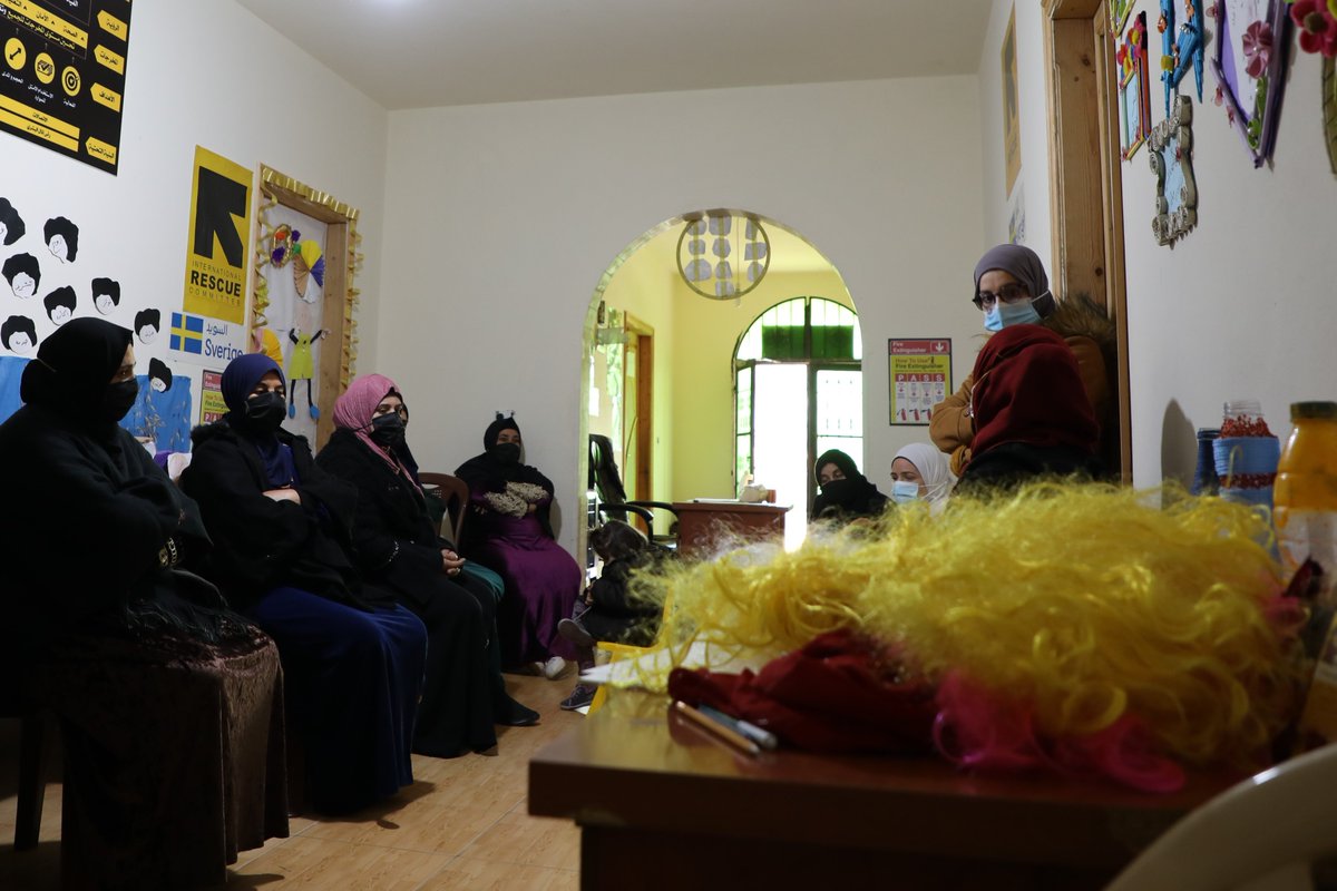 Lebanese and refugee women at the @RESCUEorg women & girls' center in Akkar discuss their right to live without violence, how to seek help, self-care, and protection against sexual exploitation and abuse.

Thank you @Sida 🇸🇪 for making this possible!

#16days #EndViolenceTogether