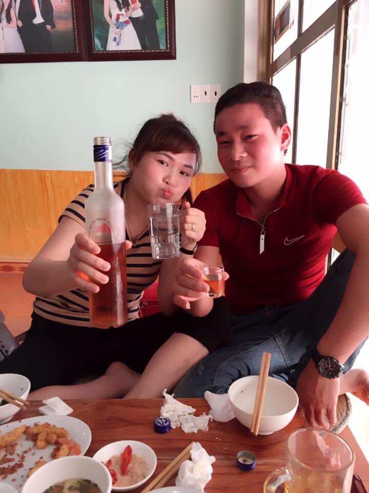 abc41532993's tweet photo. 2 chuỵ em đang phê. Tưng bừng kh��i lửa. Có anh nào chưa có ng iu em gt bà chị em cho nhé🤣🤣 https://t.co/sjFdUI5TNL