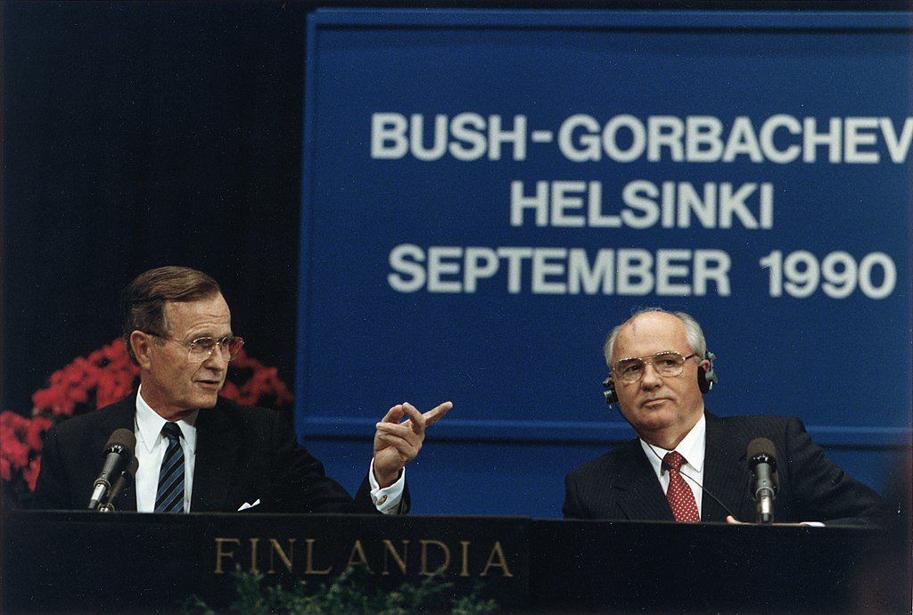 This photograph, taken by Susan Biddle on September 9, 1990, shows United States President George H. W. Bush and Soviet Union General Secretary Mikhail Gorbachev at the Helsinki Summit. It can be found at the George H. W. Bush Presidential Library and Museum. https://t.co/meQ5FmpN2j