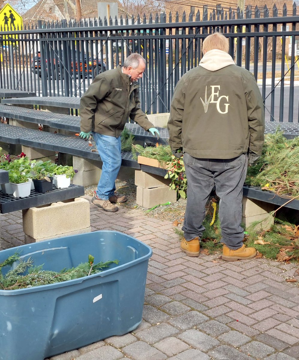 EvergreenGenes's tweet photo. Our elves are hard at work making custom wreaths, cemetery cones, and swags. You can have one custom made or select from our pre-made options. We are open Monday - Saturday from 8:00 to 5:00, and Sunday from 9:00 to 4:00.
#evergreengenes #familyowned #yule #wreaths #tistheseason https://t.co/hz7E0QSHmB