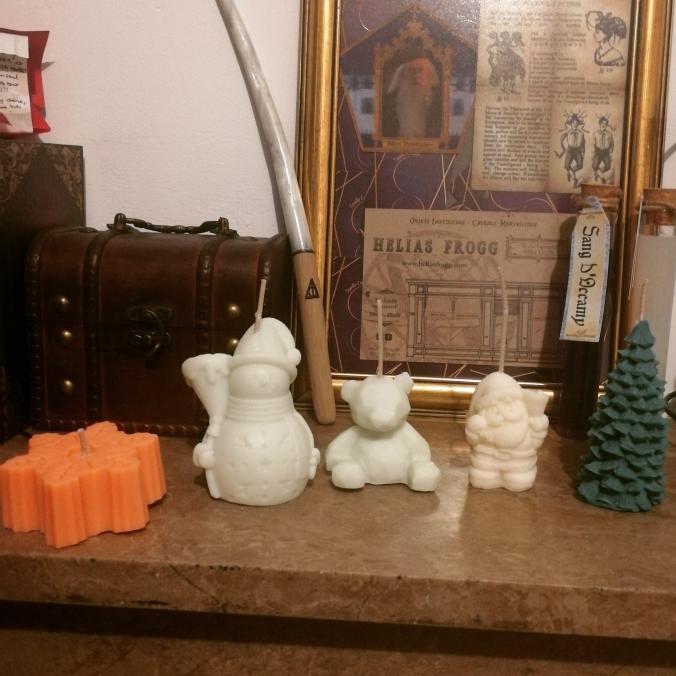 CreationSpooky's tweet photo. Re-Rebonjour, une 3ème sortie ?
Et oui, je fais désormais des bougies moulées en forme de :
- Sapin 
- Père noël 
- Ourson 
- Bonhomme de neige 
- Flocon de neige
Intéressé ? 
Viens vite les voir sur Etsy : 
https://t.co/XmiGQO301z https://t.co/jewYuR6oX3
