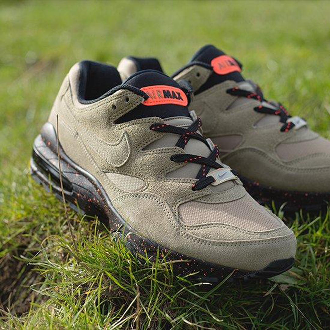 sizeofficial's tweet photo. Who remembers these? We took a lifestyle approach to the #AirMax94 model back in '16, replacing nubuck and mesh with an all-over suede treatment. Both designs had striking speckled sole units matching the colours on the '#AIRMAX' tongue label. #NikeHub > https://t.co/sWGphEfo4V> https://t.co/6fmgoP6aIp