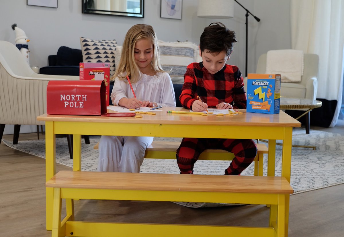 Guess who’s coming to town? 🎅🏻 Fuel your fun all season long with Mavericks! We make snacks kids crave with ingredients they deserve, free of artificial colors and flavors to snack healthy and happy 👌🏻