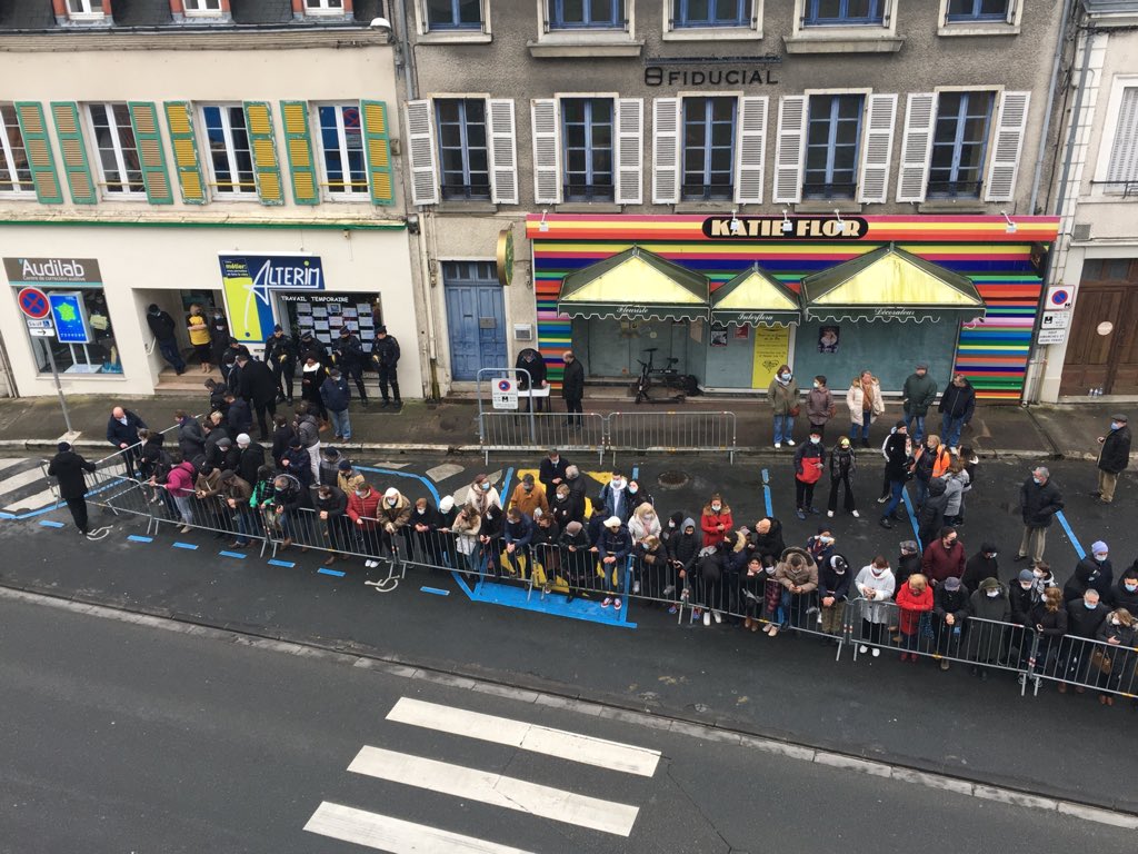 Rose_Davril's tweet photo. Une foule en délire, difficilement contrôlée par les FDO pour accueillir celui qui est à 25% 
#Vierzon #Macron https://t.co/1EMlW4vmJt