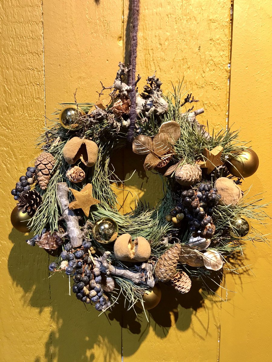 Deze en nog veel meer gave kerstkransen hebben we gemaakt, is jouw deur leeg? Kom naar de winkel en haal een mooie krans!