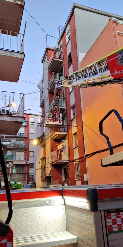 AreaSeguridadCS's tweet photo. Ayer #PLocalCS #BombersCS #SESCastelló atendimos a dos ancianos que necesitaban ayuda urgente en sus domicilios.
Estar pendientes de familiares, vecinos y conocidos mayores que viven solos cuesta poco. Y, además de regalarles un poco de compañía, podemos salvarles la vida. https://t.co/PmYETOPqRI