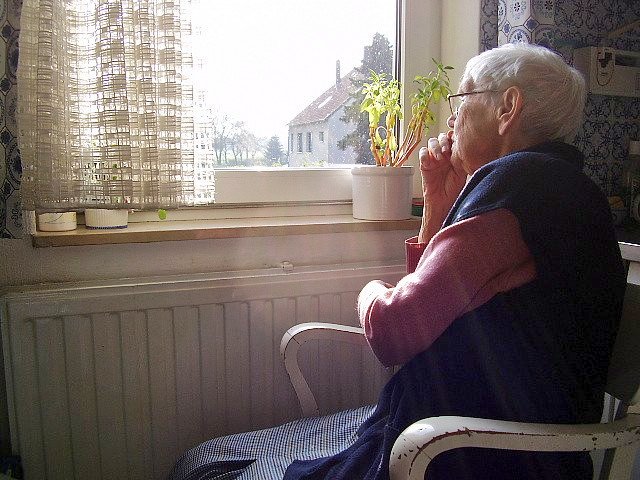 AreaSeguridadCS's tweet photo. Ayer #PLocalCS #BombersCS #SESCastelló atendimos a dos ancianos que necesitaban ayuda urgente en sus domicilios.
Estar pendientes de familiares, vecinos y conocidos mayores que viven solos cuesta poco. Y, además de regalarles un poco de compañía, podemos salvarles la vida. https://t.co/PmYETOPqRI