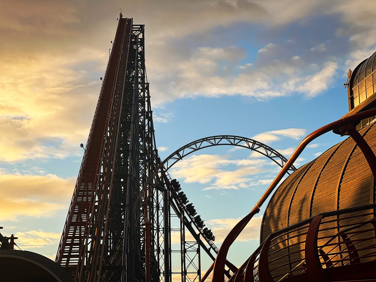 CoasterJoey's tweet photo. I always love taking this shot. This is from the weekend just gone, and it makes me incredibly excited for the weekend ahead! #FinalFling #WinterWeekends @Pleasure_Beach 🌅 🎢 https://t.co/8V2RfUm9iC
