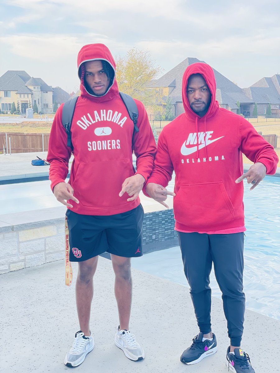 ClemmontR's tweet photo. We have our Coach!!! big things coming .. #BoomerSooner @OUCoachVenables @OU_Football @TheJaydenRowe @CoachBobStoops @OU_CoachGundy @OU_CoachViney https://t.co/MBVnmJEPLw