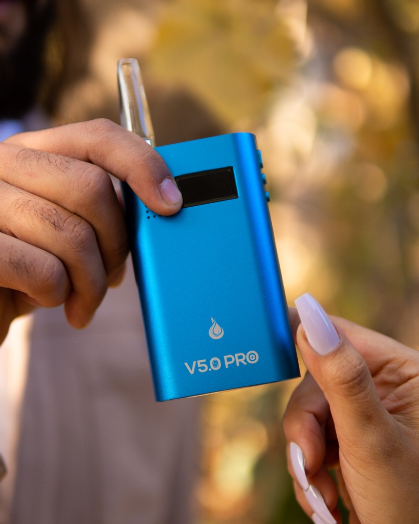 Featuring a digital display and wide temperature range the Flowermate V5.0s PRO makes one of the best portable aromatherapy designs even better! Use the borosilicate mouthpiece to get thick clouds and also a pure clean flavor 🌻