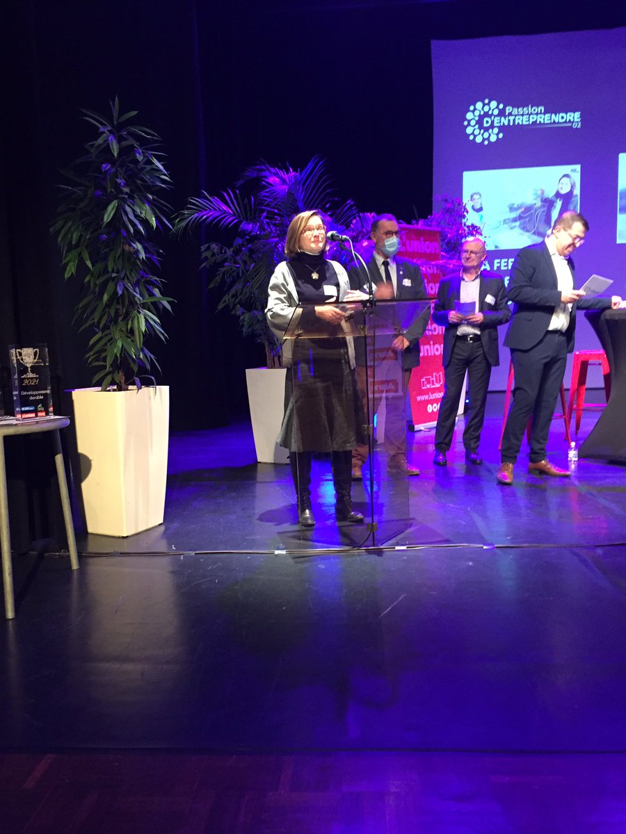 Remise du #TropheesdelaPerformance02 catégorie Diversification a Antoinette Sainte Beuve pour Agri Aisnenergie. 👏👏👏<a href="/CCIAisne/">CCI Aisne</a> @UnionArdennais <a href="/aisnenouvelle/">L'Aisne nouvelle</a>
