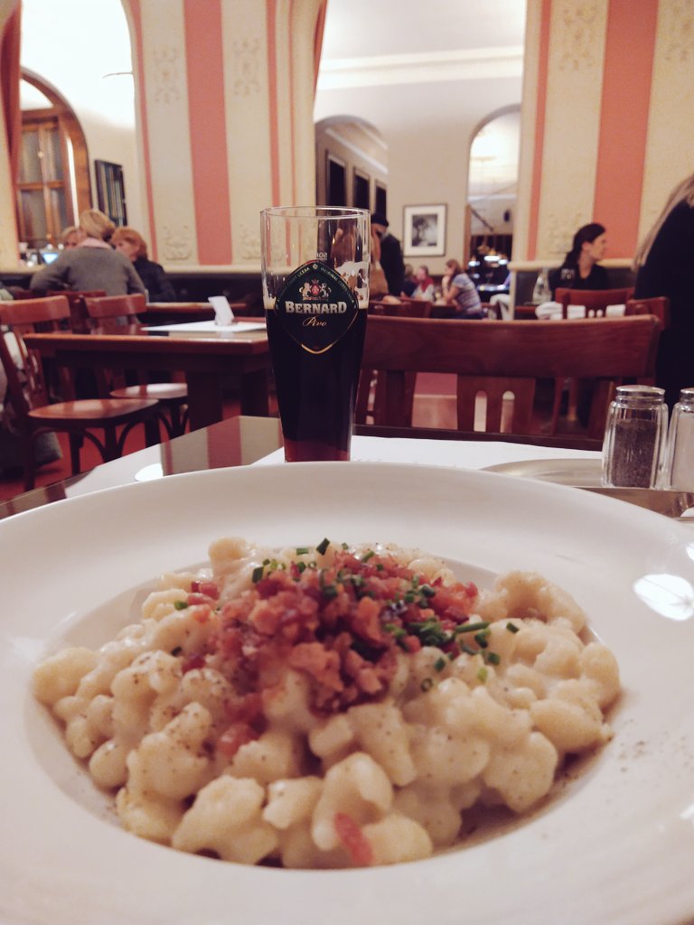 Soleil_cz's tweet photo. Dnes sem měla důležitou cestu do #cafelouvre a protože mají halušky, tak kdo sem já abych se bránila. Protože dnes bez muže, tak sníst a jít. Žádné extra zevlování 🤗 #zasezerou #halusky #vajecnak jako dárek 😊 https://t.co/5yViCzWBBz
