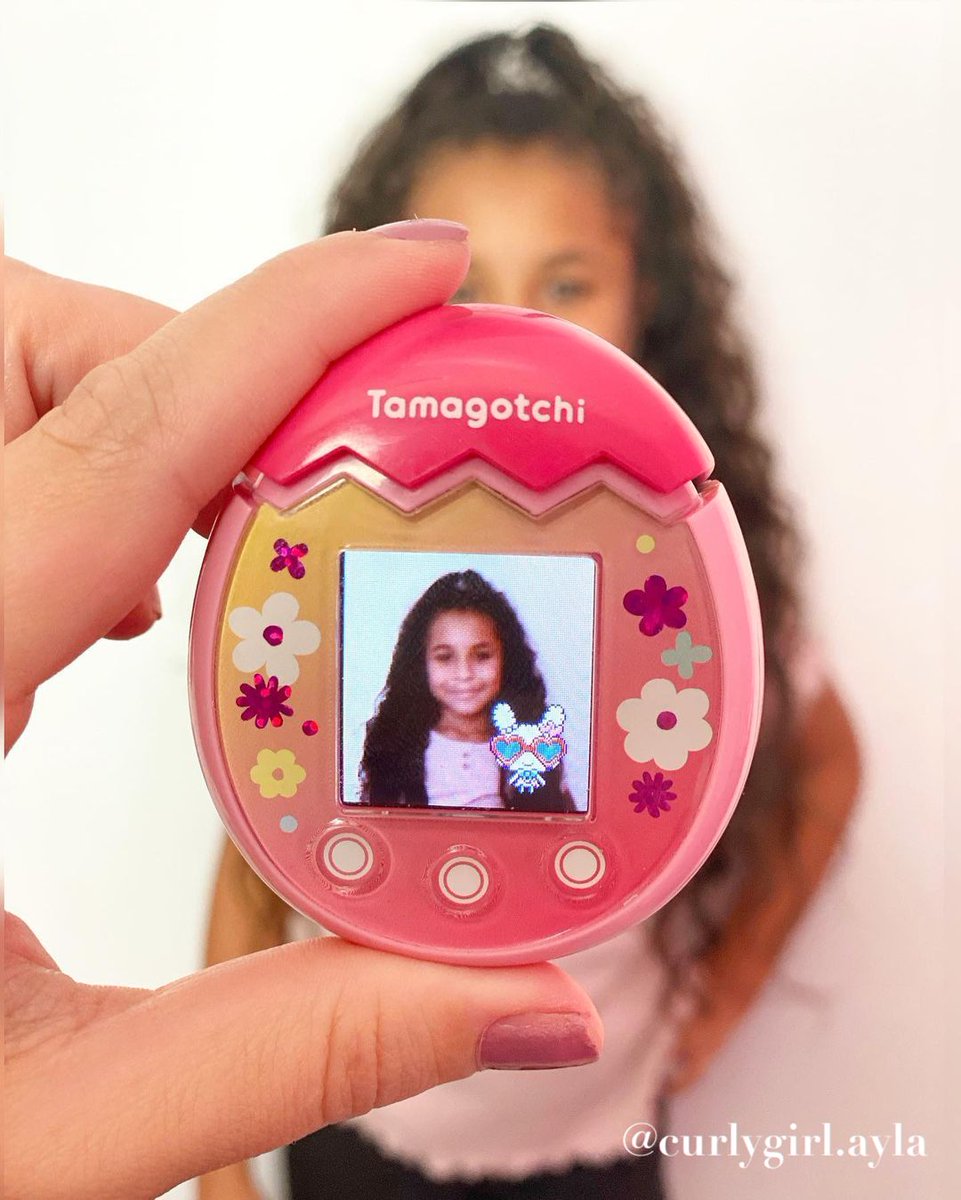 😍 #ad You can interact with your Tamagotchi Pix!  It has a built-in camera to take pictures and touch buttons that allow you to interact with your <a href="/Tamagotchi_US/">Tamagotchi US</a>  in a much more intricate and engaging way! 
Learn more: clvr.li/TamagotchiPixC… 
#Tamagotchi #TamaPIX #TamagotchiPix