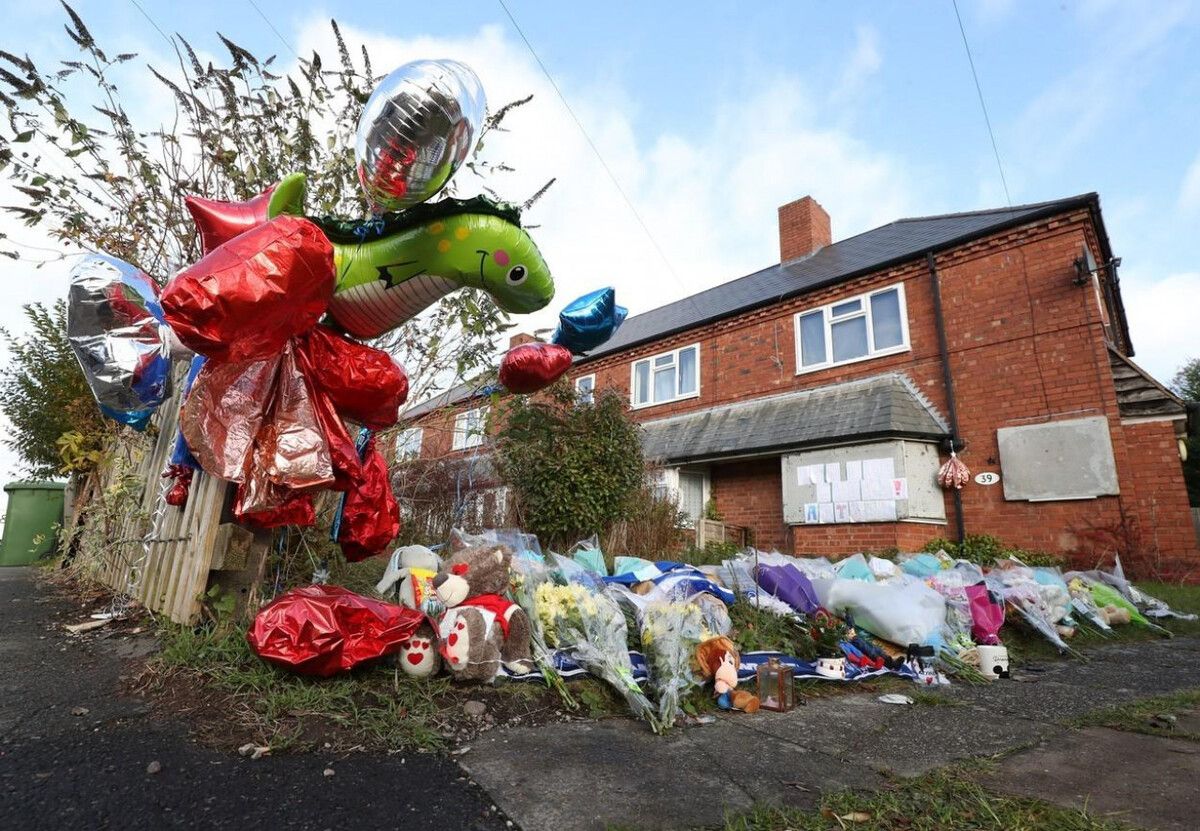 Tributes left outside the home of Arthur Labinjo-Hughes in Solihull, West Midlands
Credit: Bradley Collyer/PA Wire https://t.co/kmCH6kBsAq