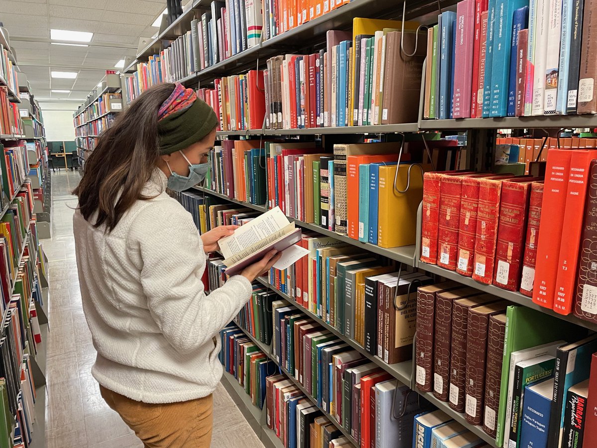 msulibraries's tweet image. This senior stopped at our reference desk on the first floor to ask where she might find Spanish grammar books. Thirty seconds later, she had a slip of paper with a call number to find what she needed. #ReferenceServices #Resources #BrushingUp