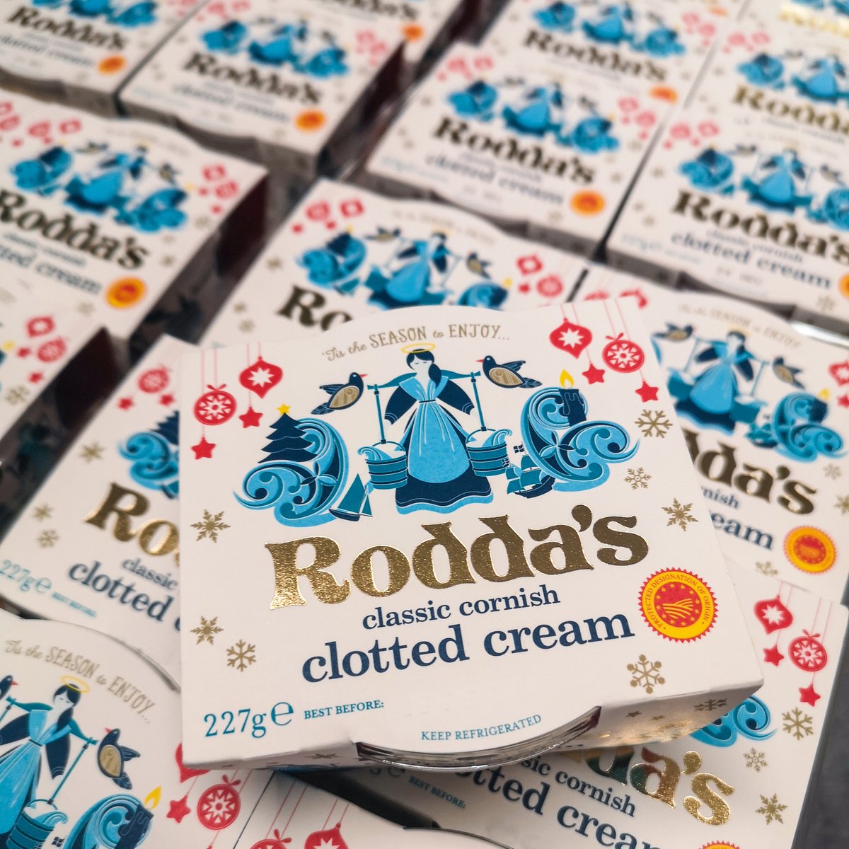 It's starting to look very festive at Rodda's... have you picked up one of our rather jolly packs yet?

#feelingfestive #clottedcream #festivetreats #mincepietime