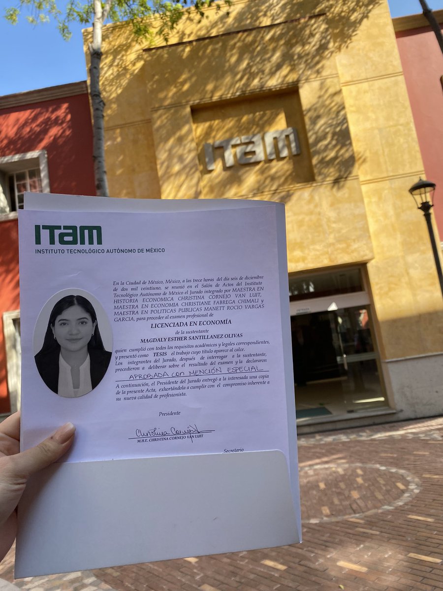 A los 18 años me mudé de una comunidad rural de Sinaloa a CDMX para estudiar Economía en el ITAM con una beca del 100% y 2 becas adicionales de manutención. Ayer me titulé como Licenciada en Economía y me convertí en la primera persona de mi familia en asistir a la universidad.