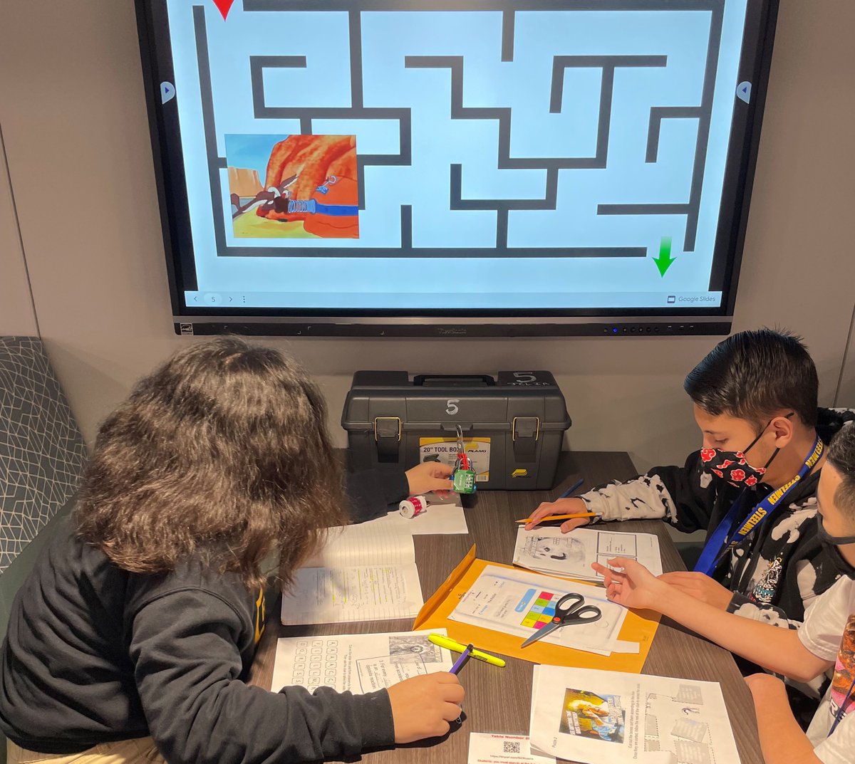 JTCentralLib's tweet image. Congratulations to all the participants in yesterday&apos;s breakout box activity with Mr. Goberville&apos;s physics classes! Great teamwork!👍🏽🎉👏🏽💙💛
