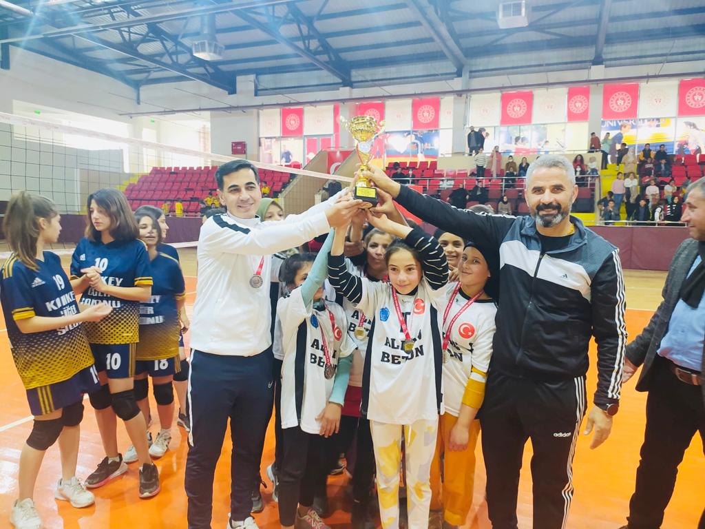 MemHarran's tweet photo. Gençlik ve Spor Bakanlığı Okul sporları kapsamında gerçekleştirilen voleybol turnuvası yıldız kızlar kategorisinde Parapara okulumuz Şanlıurfa https://t.co/0gv2uaWhUk olarak büyük bir başarıya imza atmıştır.Okul idaremizi, hocamız Metin Boğazköy'ü ve öğrencilerimizi tebrik ederiz https://t.co/J7WCzlkLV4