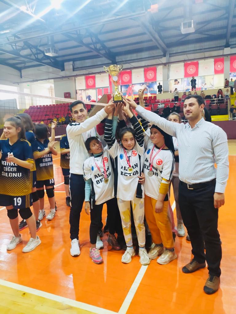 MemHarran's tweet photo. Gençlik ve Spor Bakanlığı Okul sporları kapsamında gerçekleştirilen voleybol turnuvası yıldız kızlar kategorisinde Parapara okulumuz Şanlıurfa https://t.co/0gv2uaWhUk olarak büyük bir başarıya imza atmıştır.Okul idaremizi, hocamız Metin Boğazköy'ü ve öğrencilerimizi tebrik ederiz https://t.co/J7WCzlkLV4