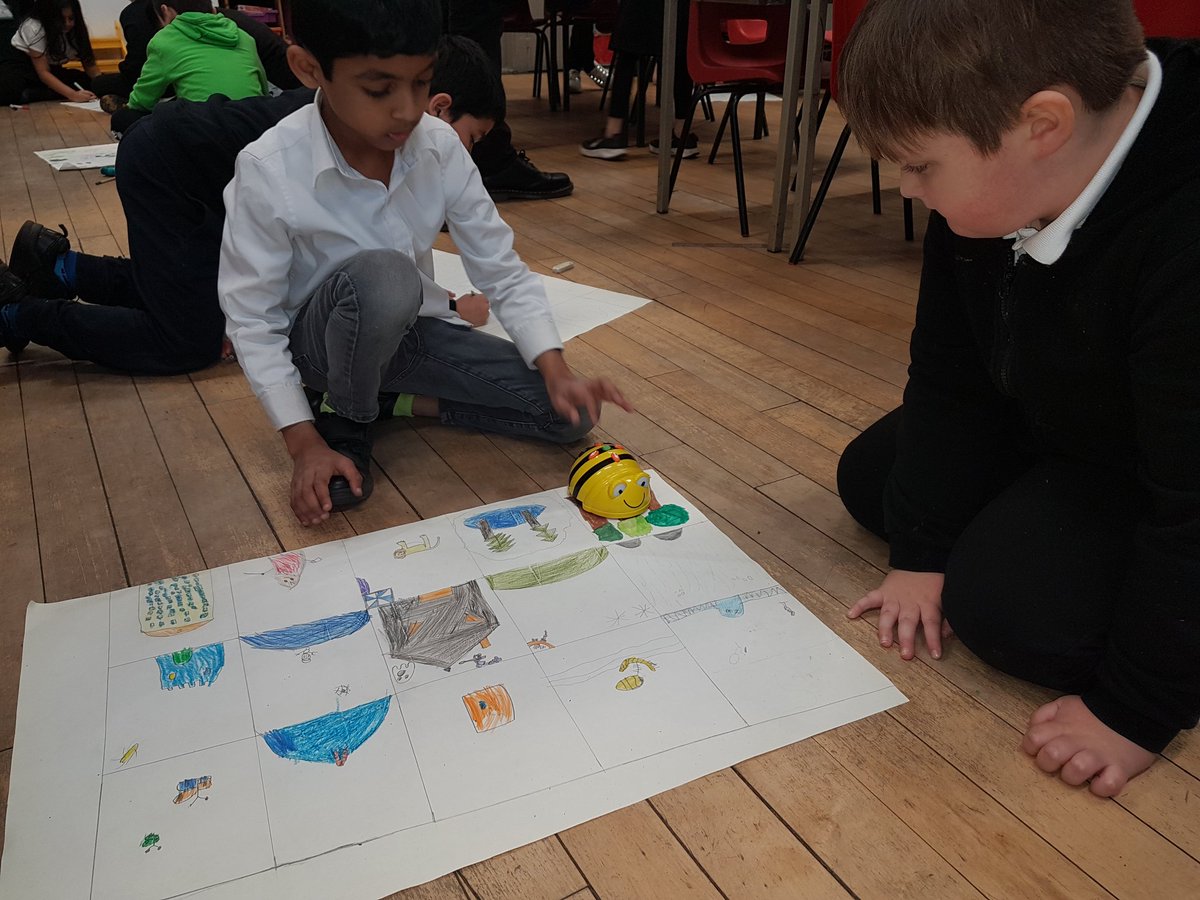P3LorneStreet's tweet photo. We worked with partners to design and create maps for the Beebot.🤔🐝⬅️⬇️➡️⬆️🌍 #beebot #positionanddirection #activemaths #glasgowcounts #teamwork @LorneStreetPS https://t.co/lH0jiPzozD