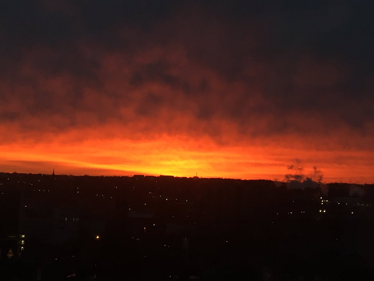 Kate_Hanna07's tweet photo. One of my favourite things about working at the university of Bradford is the amazing views. Sunrise from my office. Sunset (almost) from the #Helferlab.  @gi_helfer @hs_yun8603 @UniofBradford https://t.co/iJN8yH8wJ3