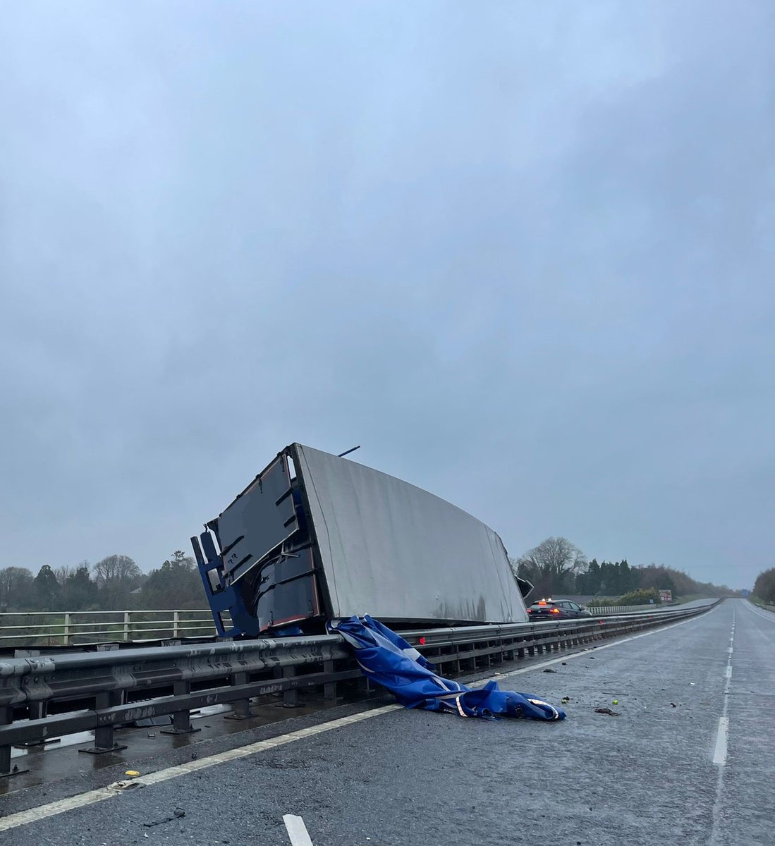 High sided vehicles are vulnerable during strong and gusty winds. This truck overturned on the M8 this evening. Please take care while on the roads, in particular during current stormy conditions. 
#StormBarra #Roadsafety