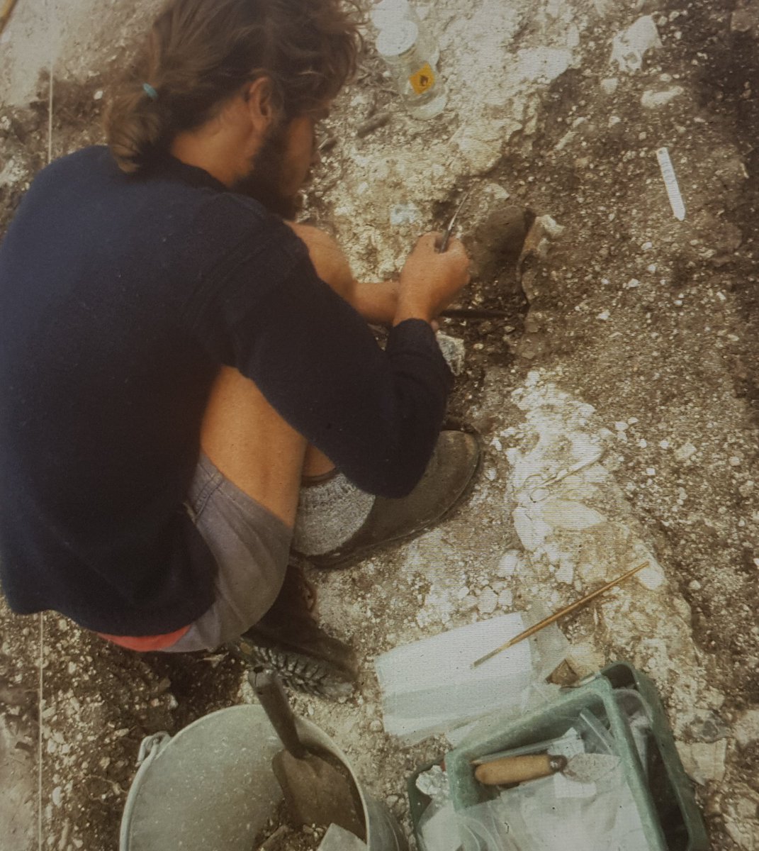 Durotrigesdig's tweet photo. Calling @JonathanMuseum !
Saw this picture of you working on the #Highdown Hill Saxon cemetery excavations #WestSussex from 1988 in the collection of @JSArchaeology @wtmworthing today
Shorts were evidently VERY short back then 🤣🤣 https://t.co/i8N9GtXo9S
