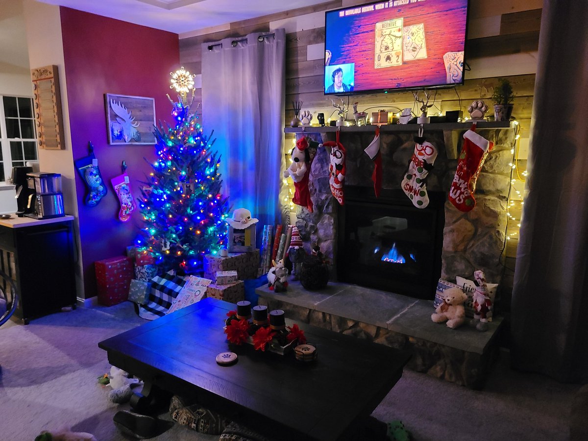 ExitxDonut's tweet photo. A quick peak on the inside, hope your able to enjoy time with the family during the holidays! ☺ https://t.co/344HNVEHHz
