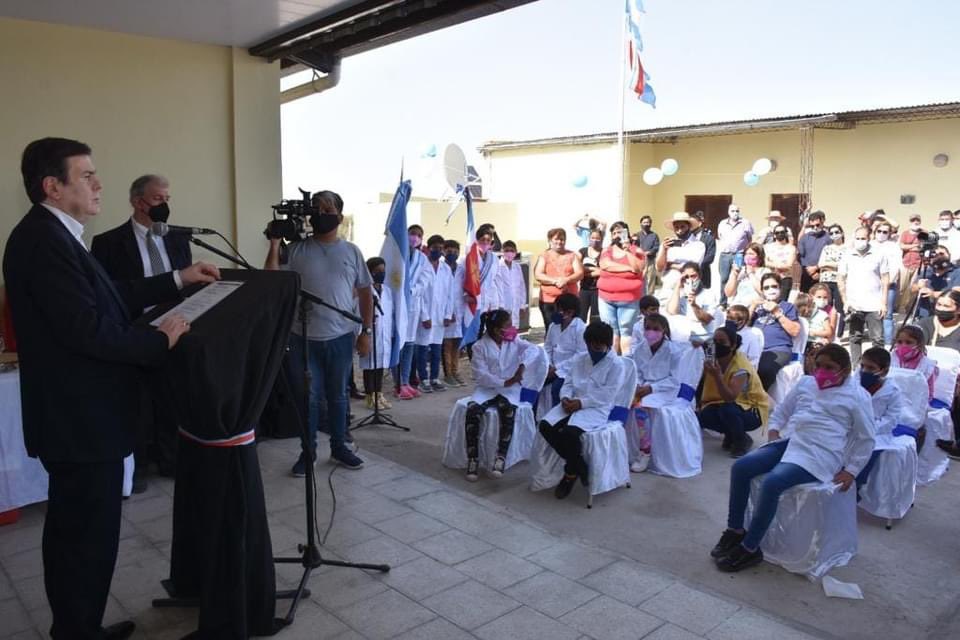 Esta mañana visité  la localidad de Los Porongos, Departamento Rivadavia, donde dejé inaugurado el nuevo edificio de la Escuela N 982 "Salomón López García".
Muchas gracias a la comunidad educativa por el cálido y afectuoso recibimiento !!!