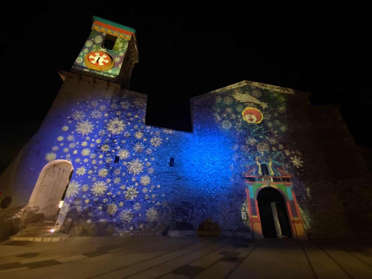 En passant au #Suquet La façade de Notre Dame d’Espérance illuminée par ⁦@gasparedicaro⁩ ⁦🤩 #Cannes #CotedazurFrance